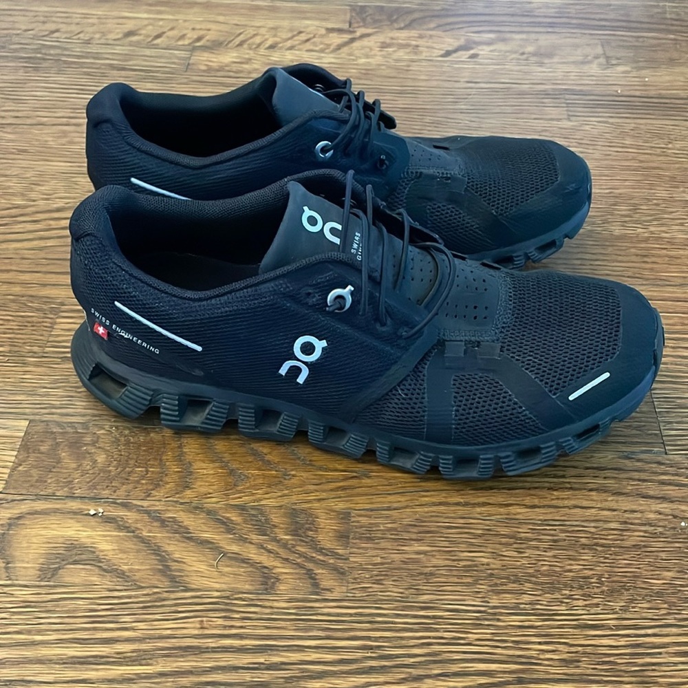 Women’s Size 7 black On cloud